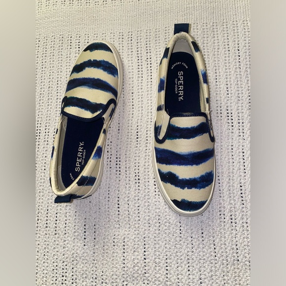 NWOT SPERRY Women's Sneaker, Navy  Size 7. (#bundle&save) - Picture 4 of 10